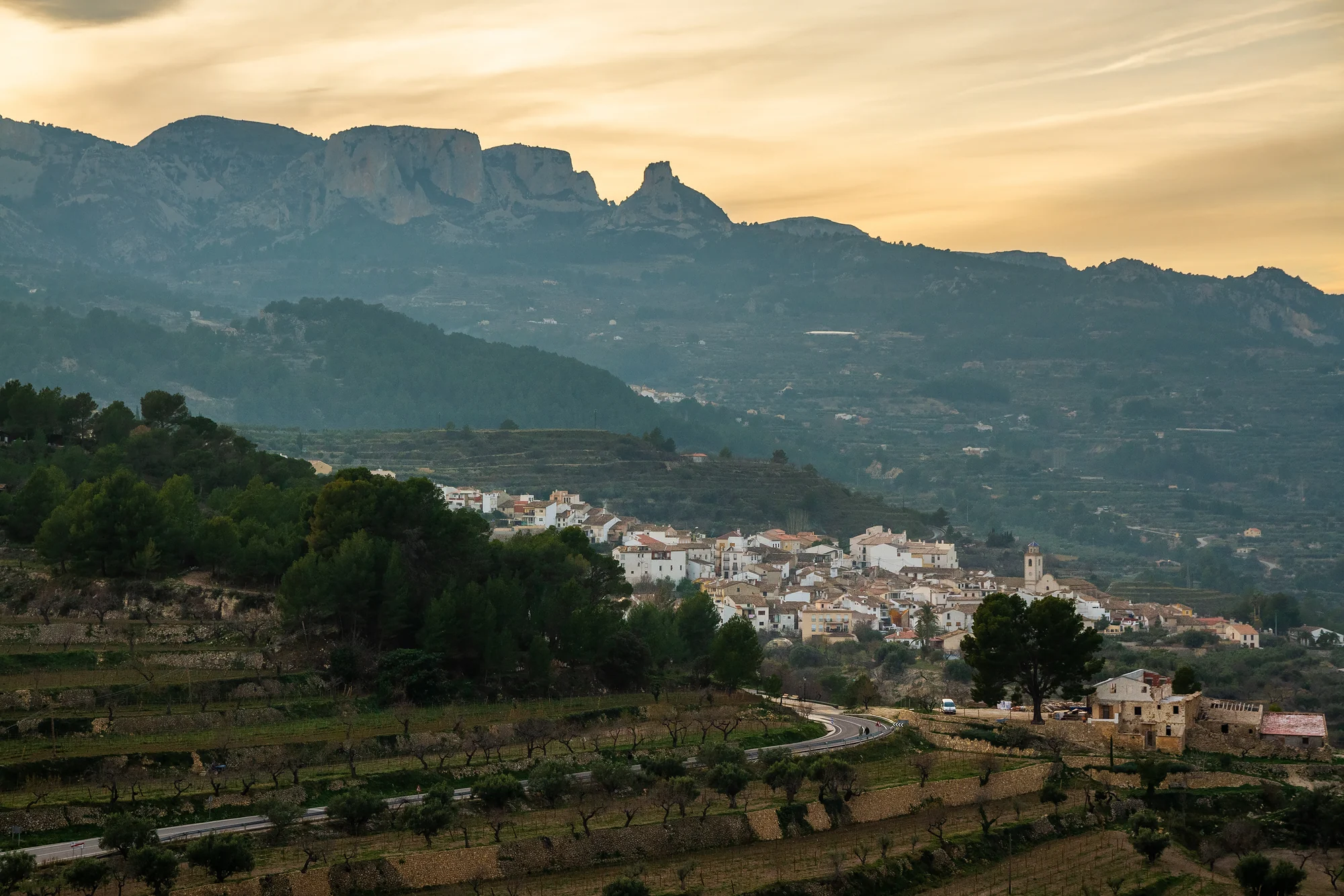 Benimantell visto desde El Castell de Guadalest, con la CV-70 y las montañas del Valle