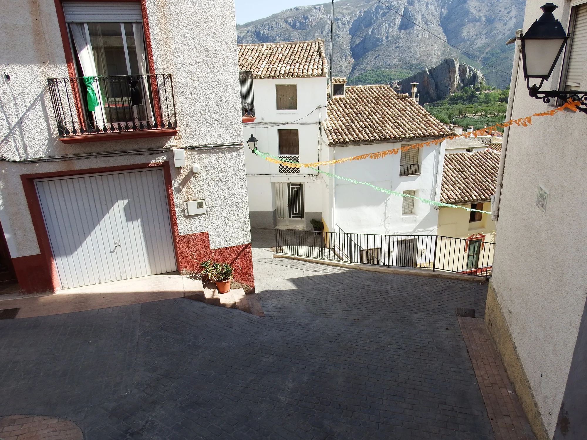 Calle del núcleo urbano de Benimantell, en el Valle de Guadalest