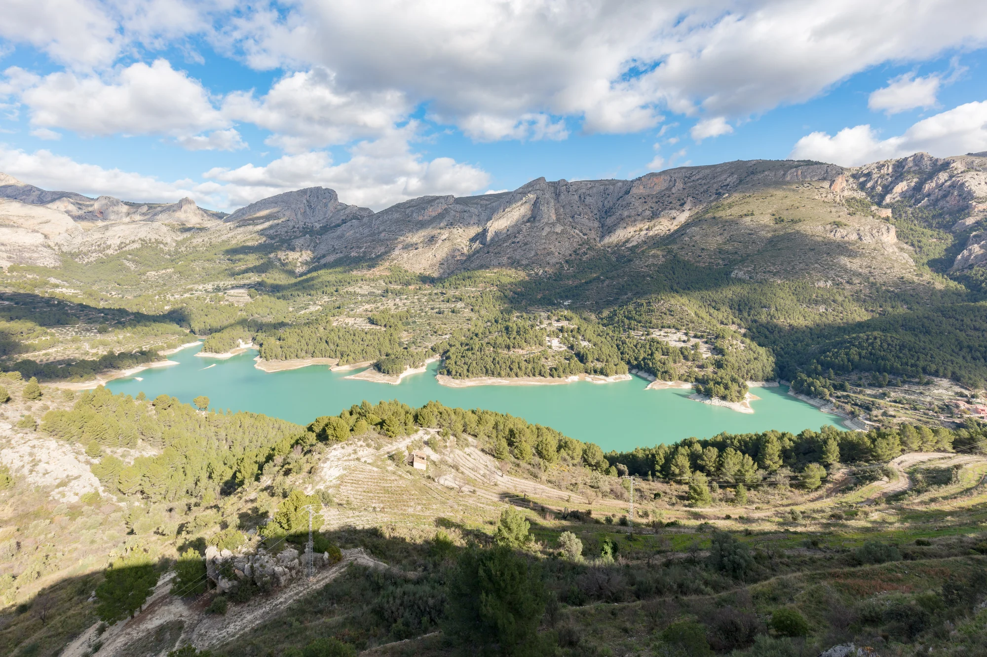 Embalse de Guadalest rodeado de laderas y bancales en el Valle